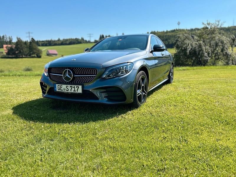 Grau Gebraucht 2018 Mercedes C300 AMG line Limousine | 27.500 € (Fairer Preis) - Bild 1/4