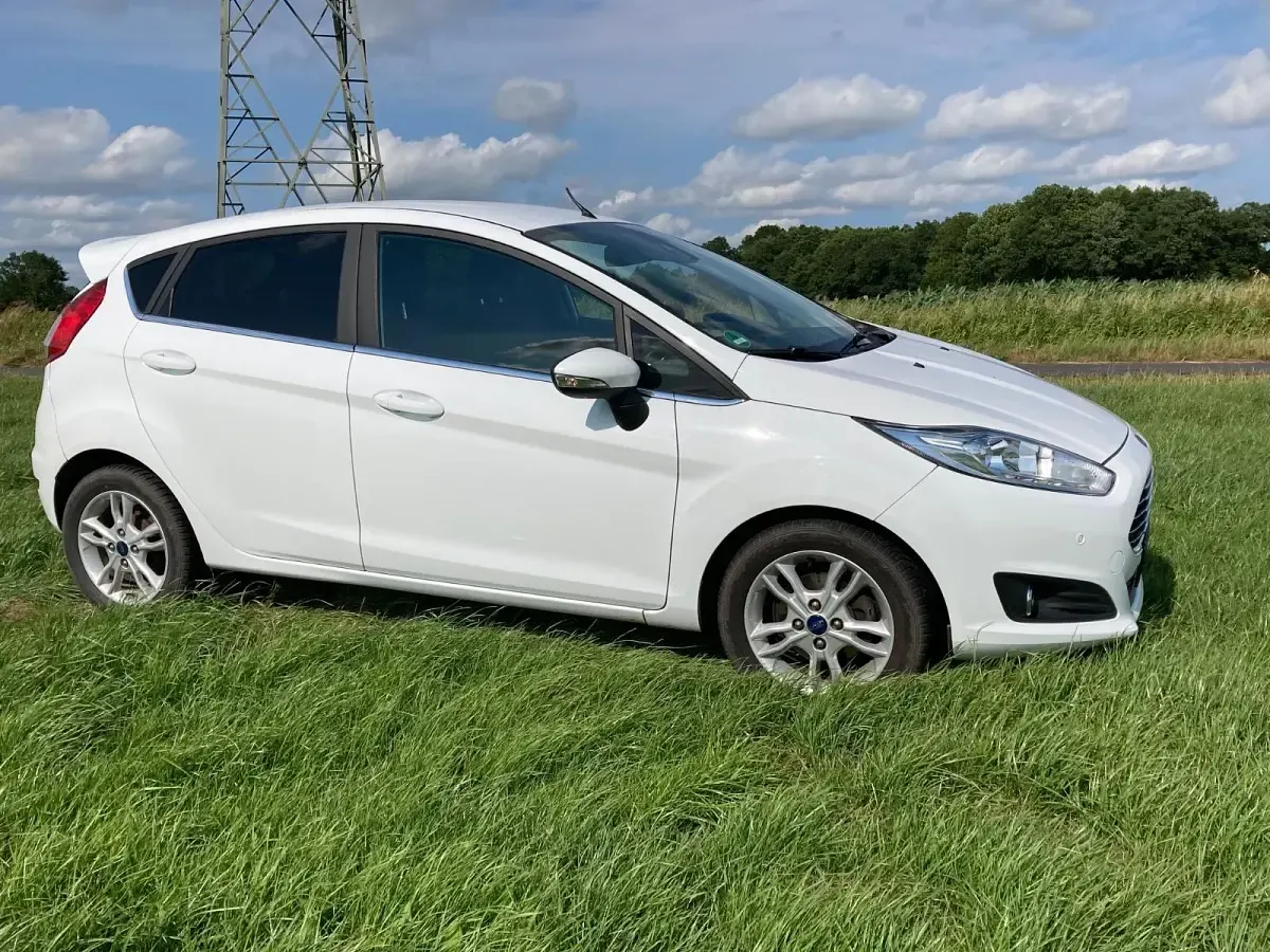Gebraucht Ford Fiesta Titanium 125 PS (91 kW) 2015 Weiß Kleinwagen