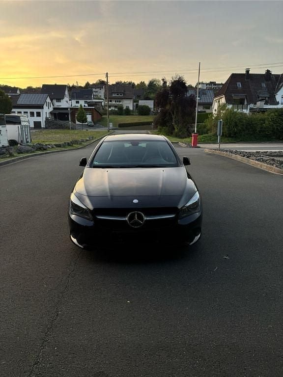 Schwarz Gebraucht 2013 Mercedes CLA200 Urban Limousine | 16.400 € (Superpreis) - Bild 1/4