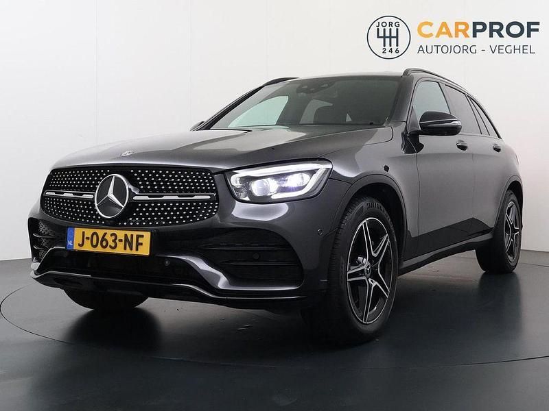 Grau Gebraucht 2020 Mercedes GLC200 AMG SUV | 29.995 € (Guter Preis) - Bild 1/4
