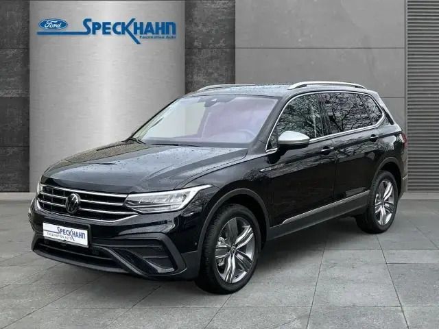 Deep black perleffekt (schwarz) Gebraucht 2024 VW Tiguan Allspace Life SUV | 48.600 € - Bild 1/4