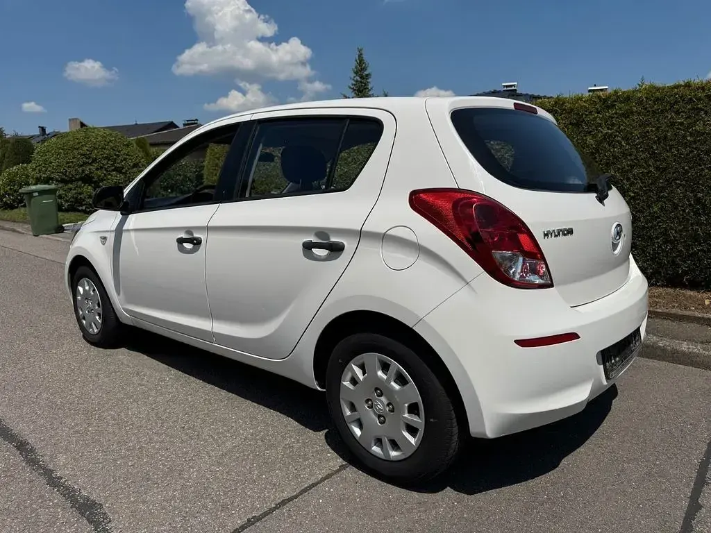 Gebraucht Hyundai i20 86 PS (63 kW) 2013 Weiß Kleinwagen
