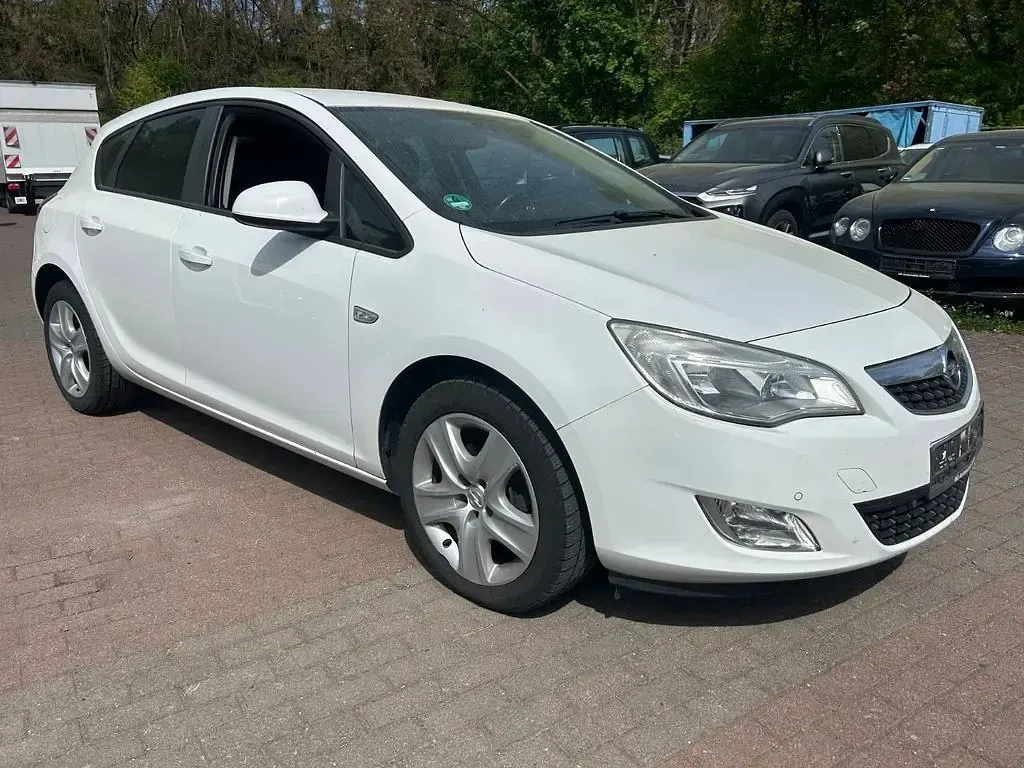 Gebraucht Opel Astra Design Edition 160 PS (117 kW) 2011 Weiß Limousine