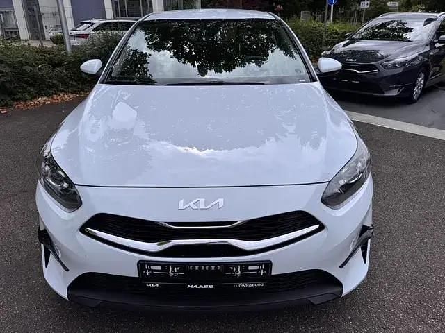 (wd) casa white s Gebraucht 2024 Kia Ceed Vision Limousine | 20.900 € (Fairer Preis) - Bild 1/3