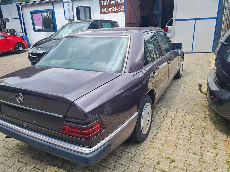 Gebraucht Mercedes E230 150 PS (110 kW) 1992 Grau Limousine