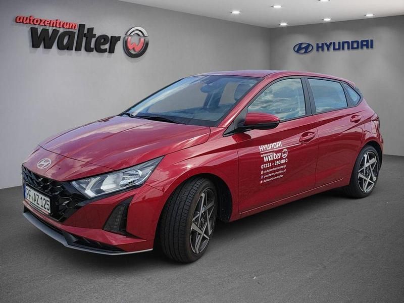 Dragon red / met Gebraucht 2025 Hyundai i20 Trend Limousine | 22.990 € (Teuer) - Bild 1/4