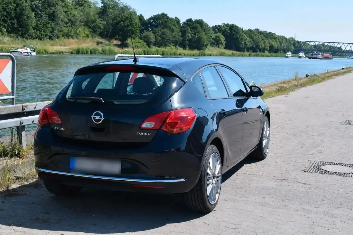 Gebraucht Opel Astra 140 PS (102 kW) 2013 Schwarz Limousine