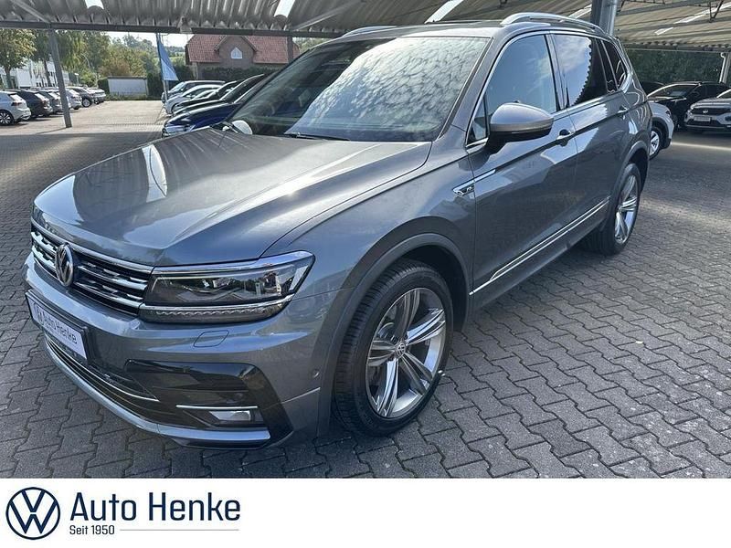 Platinum grey (metallic) Gebraucht 2018 VW Tiguan Allspace R-line Plus SUV | 24.895 € (Fairer Preis) - Bild 1/4