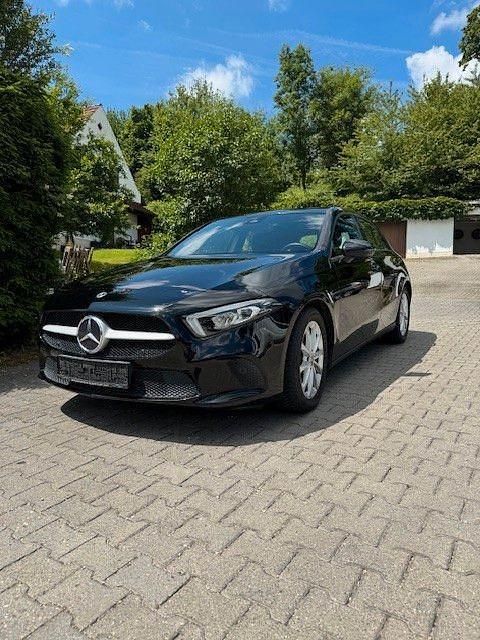 Nachtschwarz unilack Gebraucht 2020 Mercedes A160 Limousine | 17.300 € (Superpreis) - Bild 1/4