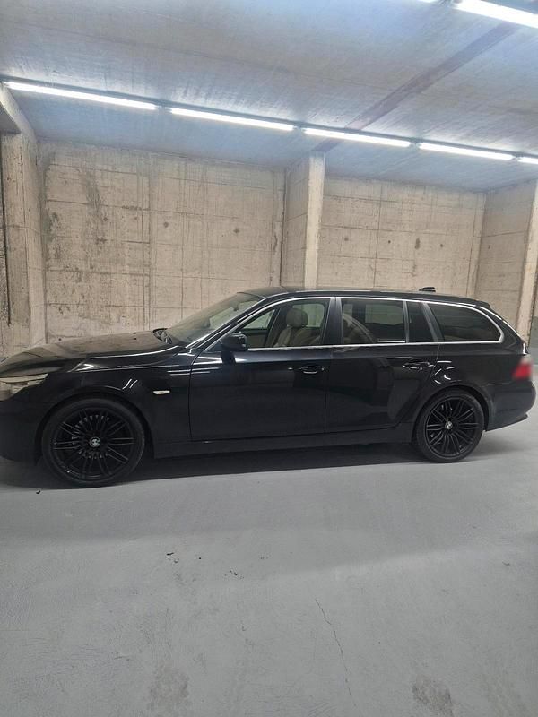 Gebraucht BMW 525 197 PS (144 kW) 2008 Schwarz Kombi
