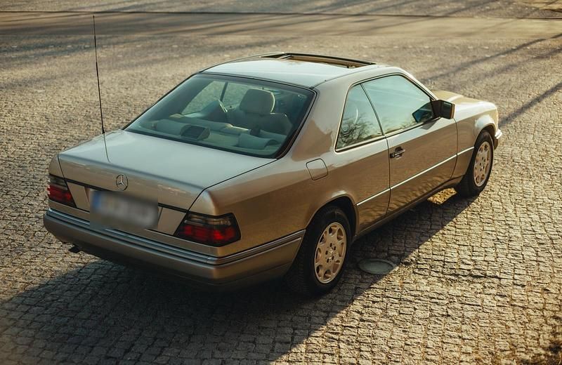 Gebraucht Mercedes E220 150 PS (110 kW) 1995 Gold Coupé