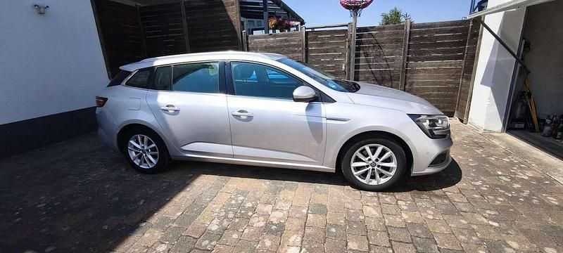 Silber Gebraucht 2017 Renault Mégane GrandTour Intens Kombi | 10.099 € (Guter Preis) - Bild 1/4