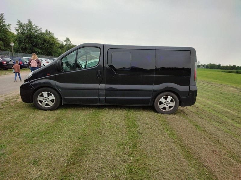 Second-hand Opel Vivaro 101 CP (74 kW) 2003 Negru Monovolum