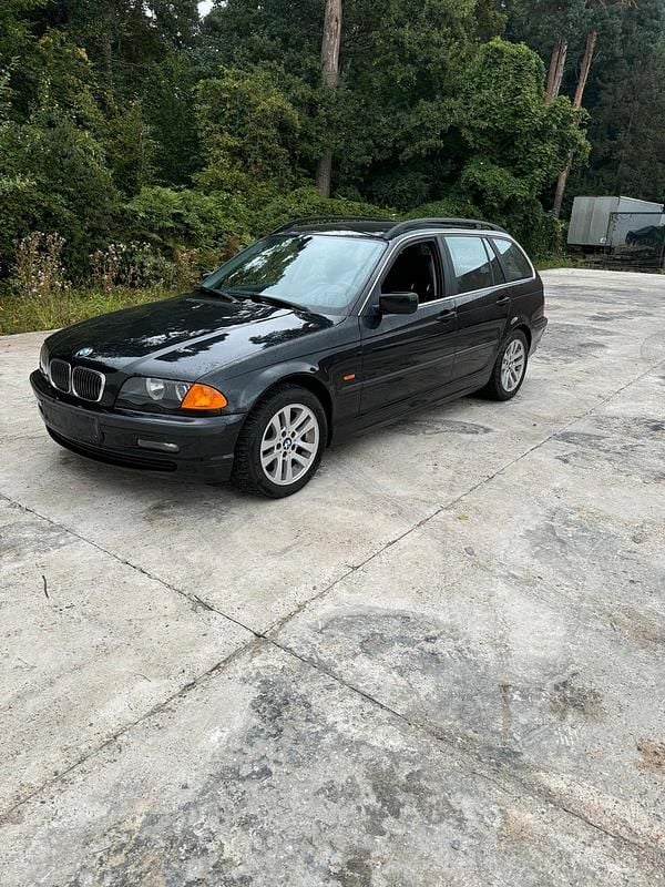 Schwarz Gebraucht 2001 BMW 320 Kombi | 899 € (Superpreis) - Bild 1/4