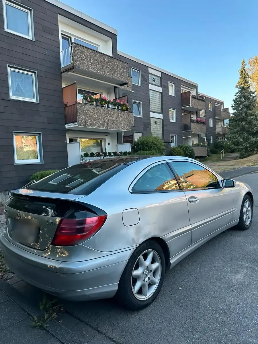 Gebraucht Mercedes C220 143 PS (105 kW) 2002 Silber Coupé