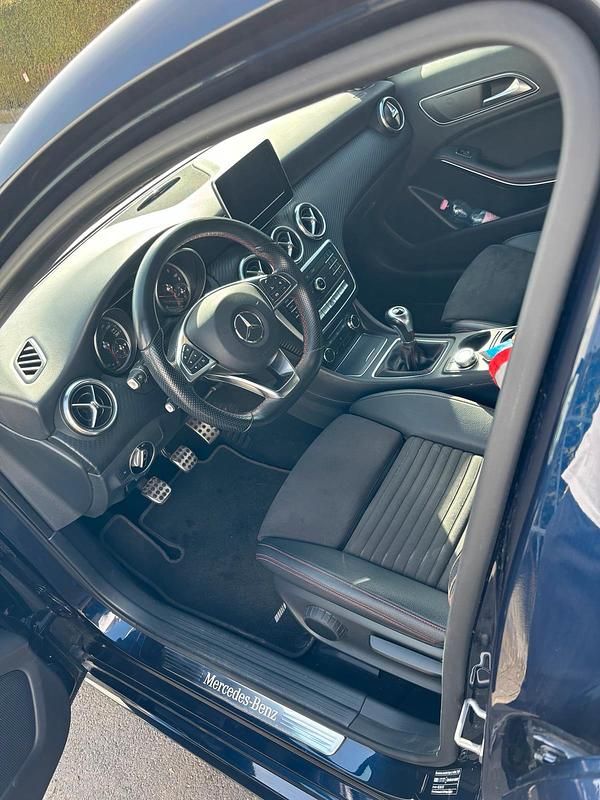 Gebraucht Mercedes A180 AMG 2017 Blau Limousine