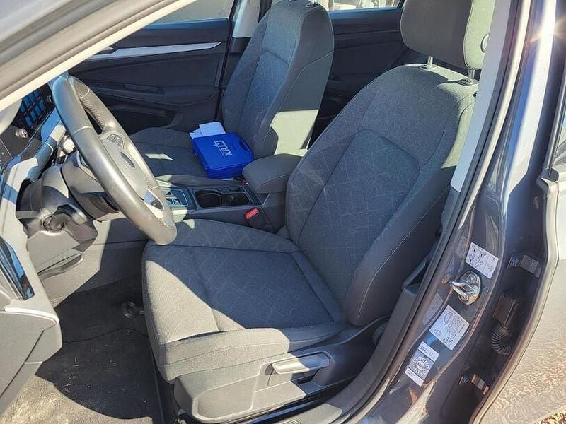 Gebraucht VW Golf VIII Life 110 PS (80 kW) 2022 Delfingrau metallic Kombi