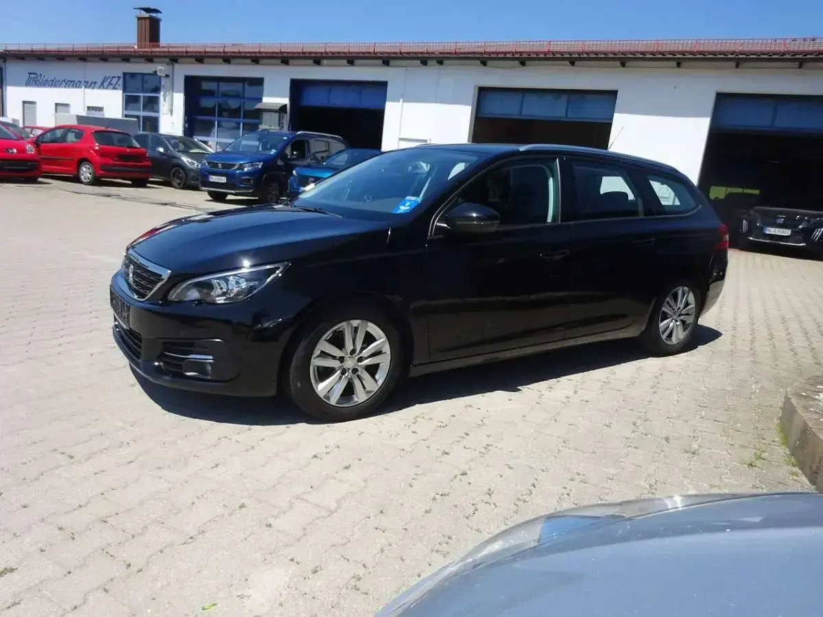 Gebraucht Peugeot 308 Active 120 PS (88 kW) 2017 Lackierung schwarz perla nera Kombi