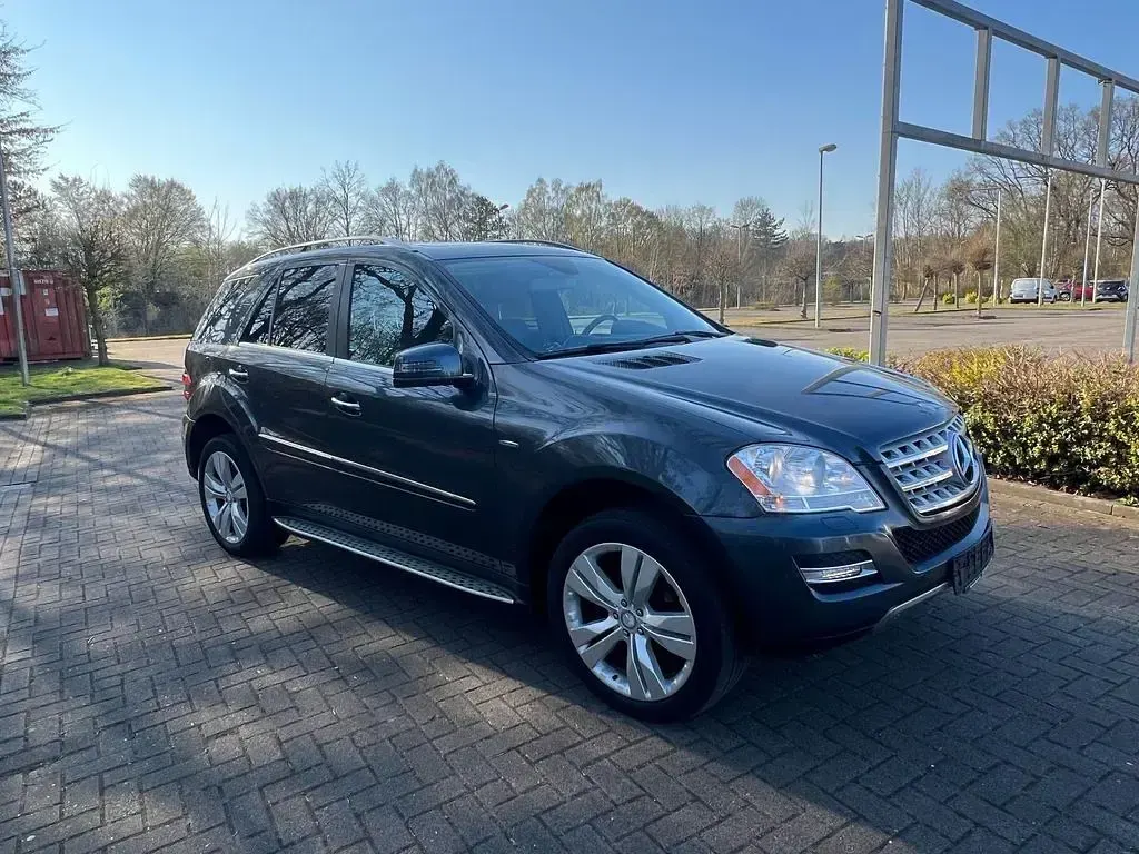 Gebraucht Mercedes ML350 231 PS (169 kW) 2011 Grau SUV
