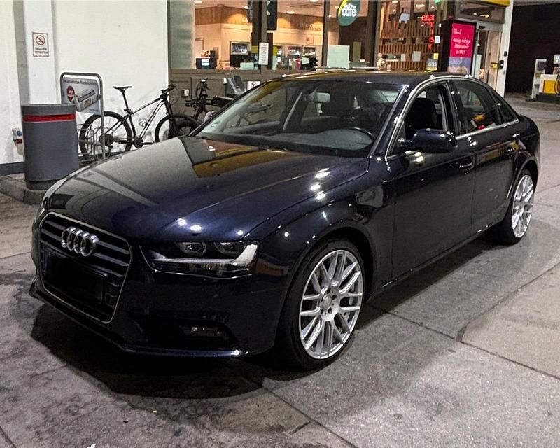 Blau Gebraucht 2012 Audi A4 Sport Limousine | 9.799 € (Fairer Preis) - Bild 1/4