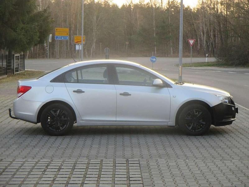 Gebraucht Chevrolet Cruze 113 PS (83 kW) 2011 Argon silber/ice silver (m2) Limousine