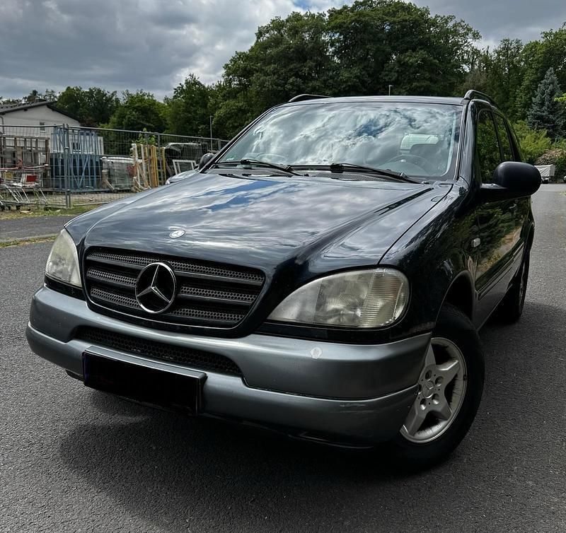 Schwarz Gebraucht 2001 Mercedes ML320 SUV | 2.800 € - Bild 1/4