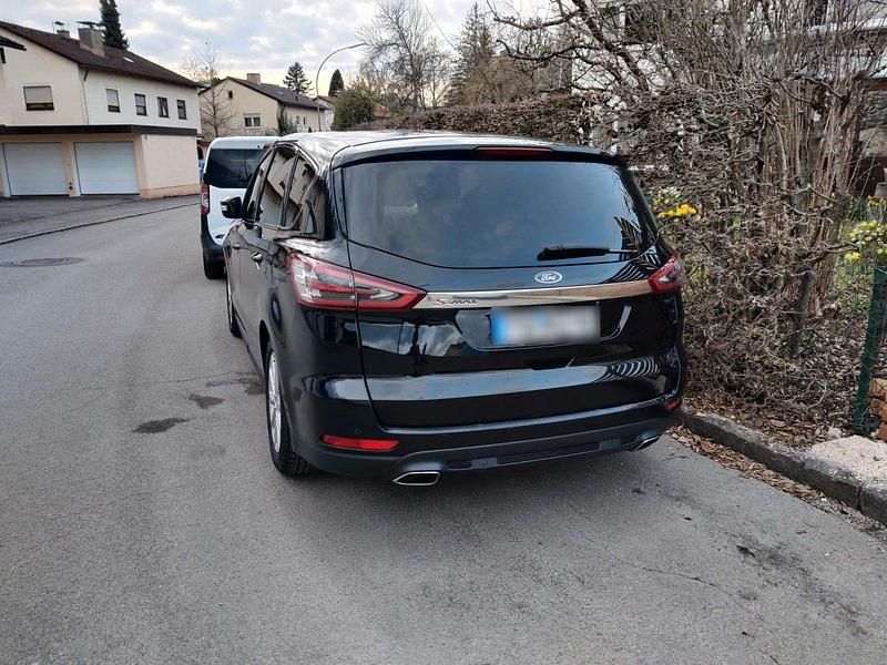 Gebraucht Ford S-MAX Titanium 179 PS (131 kW) 2017 Schwarz Van / Kleinbus