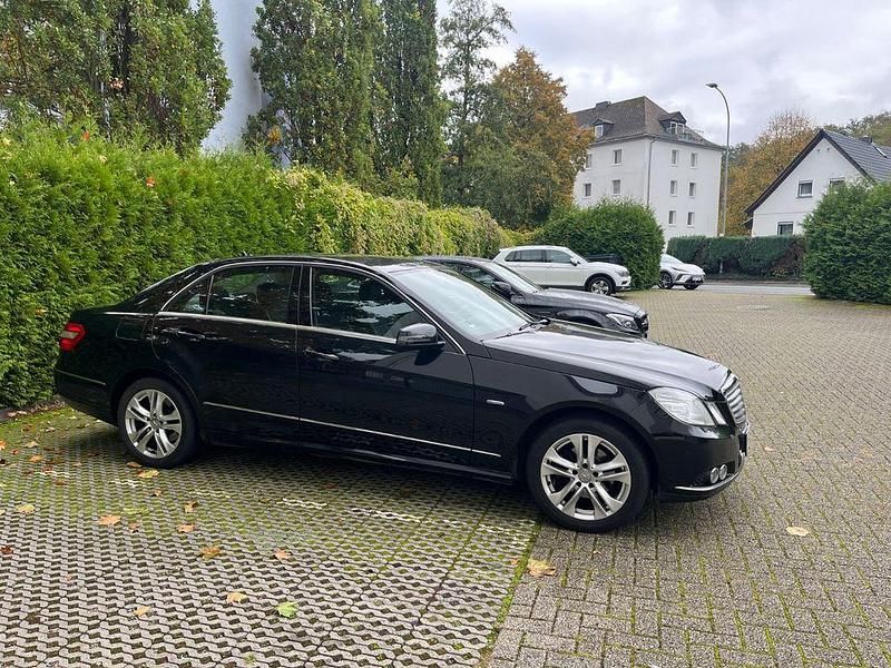 Gebraucht Mercedes E200 Elegance 184 PS (135 kW) 2009 Schwarz Limousine