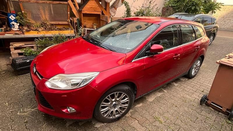 Rot Gebraucht 2011 Ford Focus Kombi | 3.500 € - Bild 1/2