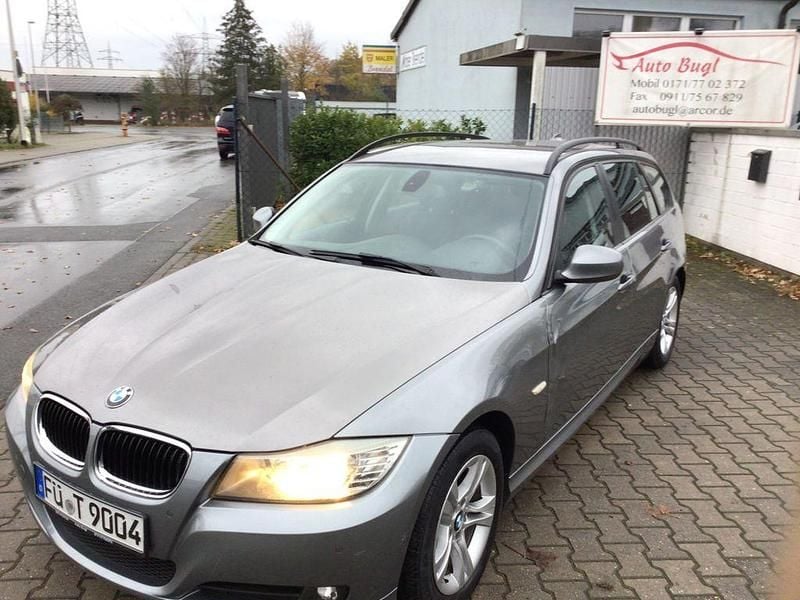 Spacegrau (metallic) Gebraucht 2010 BMW 318 Sport Line Kombi | 4.000 € (Guter Preis) - Bild 1/4