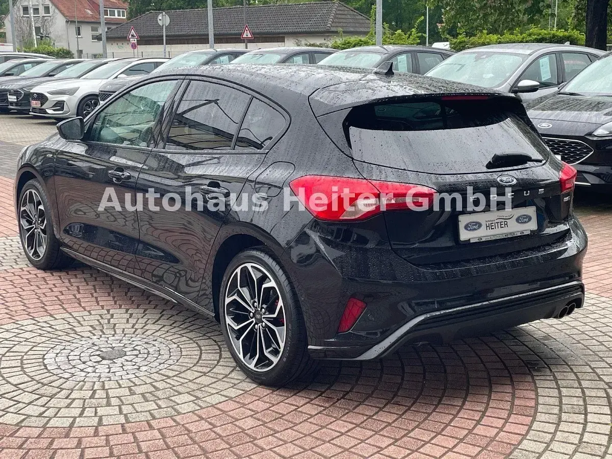 Używany Ford Focus ST-Line 155 KM (114 kW) 2021 Czarny Sedan/Limuzyna