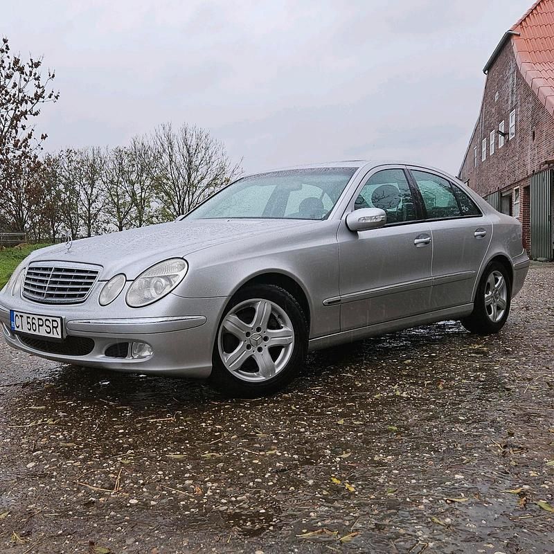 Silber Gebraucht 2003 Mercedes 220 Limousine | 3.000 € - Bild 1/4