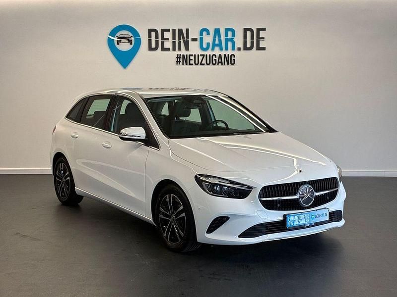 Gebraucht Mercedes B200 163 PS (119 kW) 2023 Weiß Van / Kleinbus