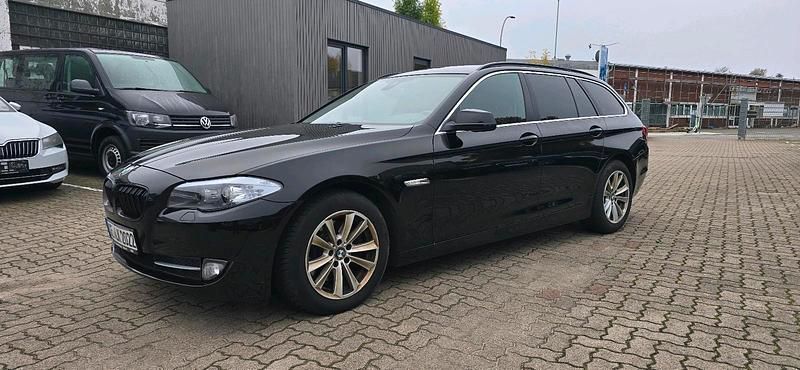 Schwarz Gebraucht 2013 BMW 520 Kombi | 6.990 € (Superpreis) - Bild 1/4