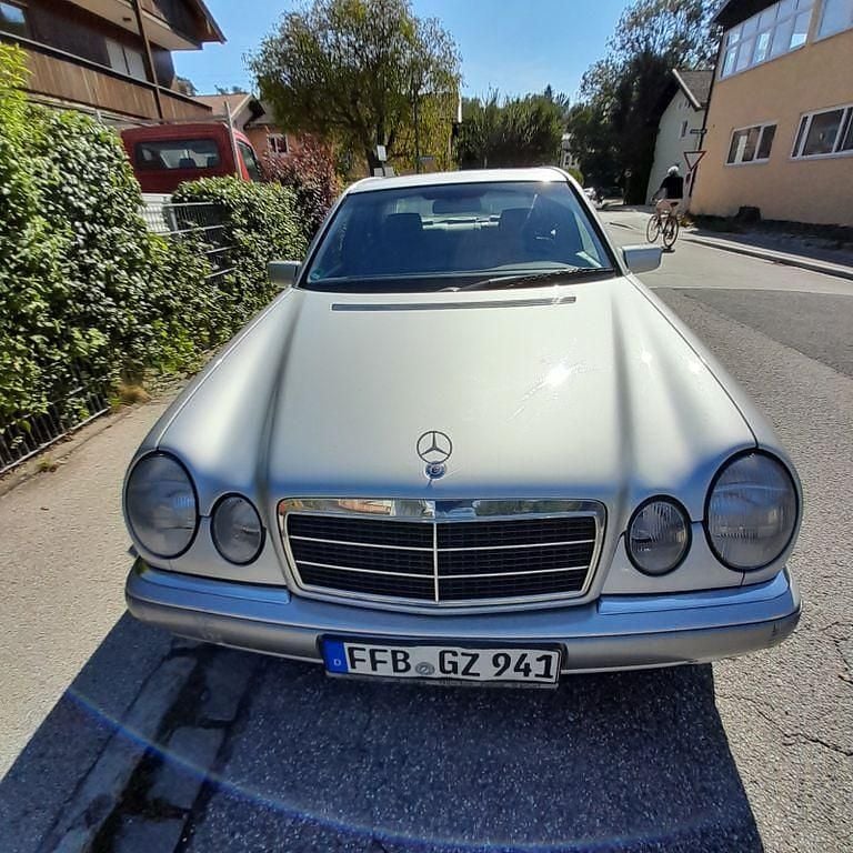 Gebraucht Mercedes E240 Elegance 170 PS (125 kW) 1999 Silber Limousine