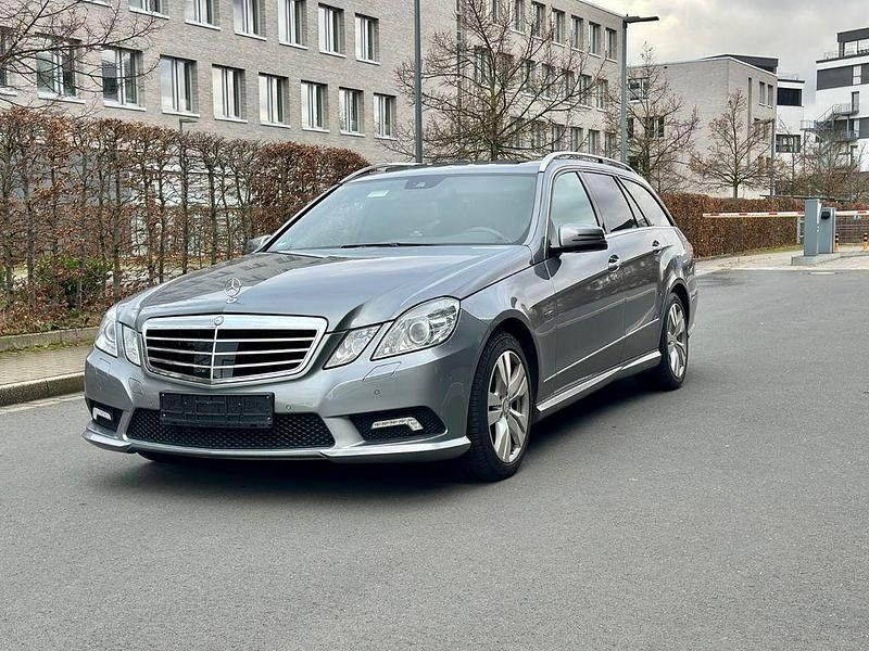 Grau Gebraucht 2011 Mercedes E350 Kombi | 10.000 € (Fairer Preis) - Bild 1/4