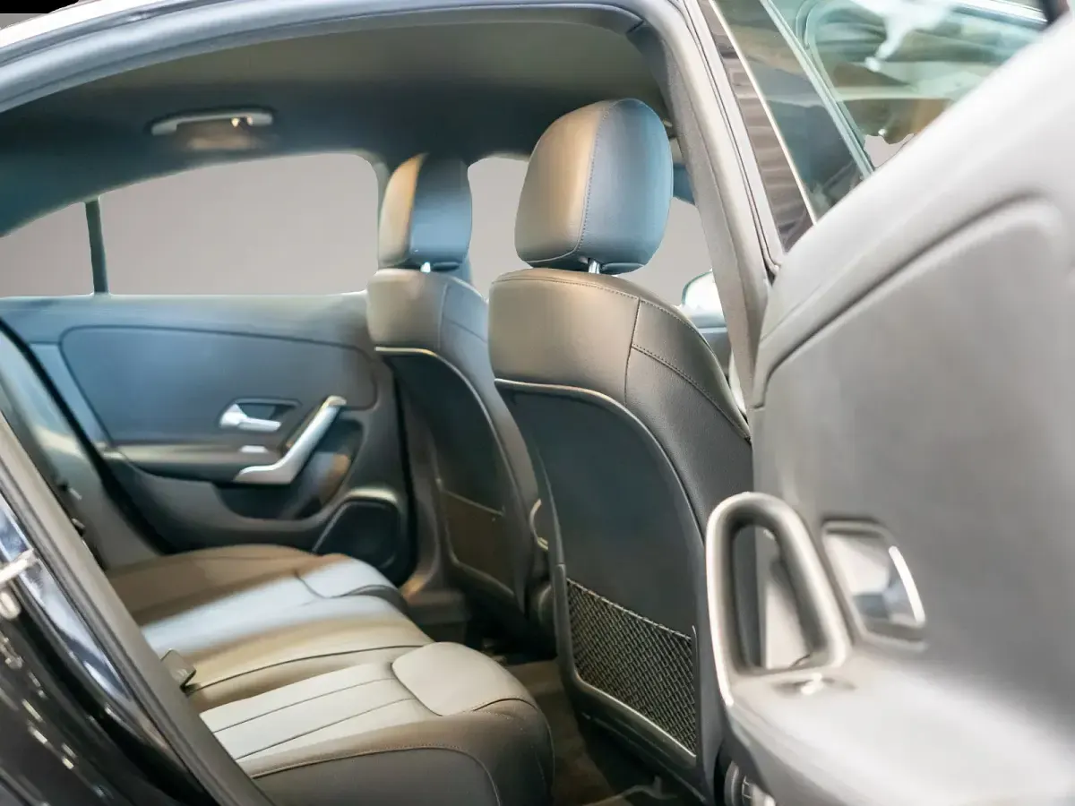 Gebraucht Mercedes CLA180 136 PS (100 kW) 2025 Schwarz Limousine