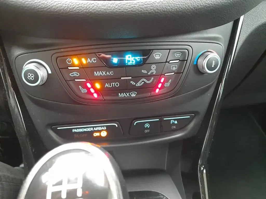 Gebraucht Ford B-MAX Titanium 125 PS (91 kW) 2015 Schwarz Van / Kleinbus