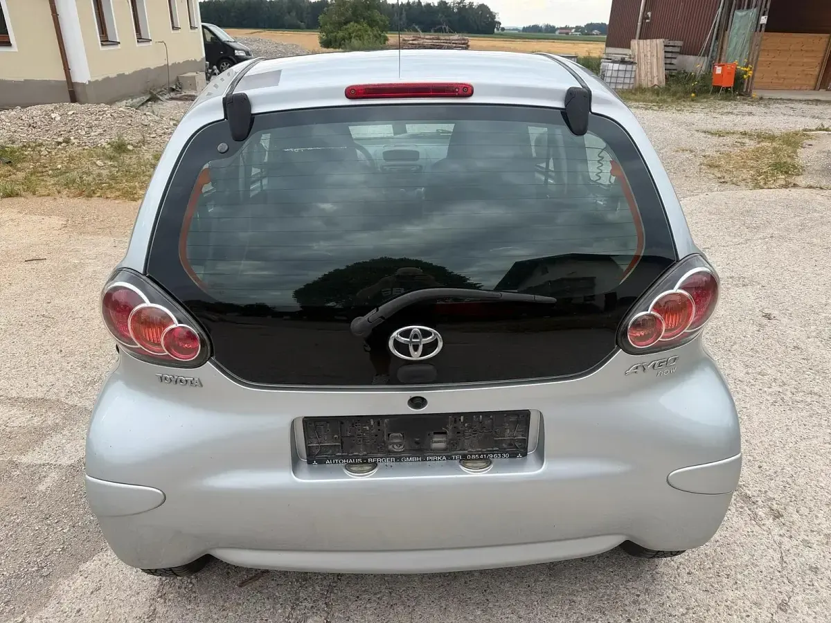 Gebraucht Toyota Aygo 68 PS (50 kW) 2010 Silber Kleinwagen