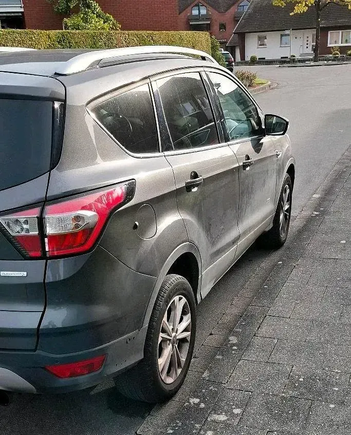Gebraucht Ford Kuga Titanium 182 PS (133 kW) 2017 Grau SUV