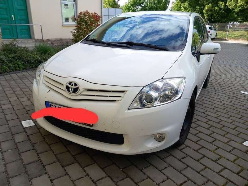Weiß Gebraucht 2012 Toyota Auris Travel Limousine | 4.990 € (Guter Preis) - Bild 1/4
