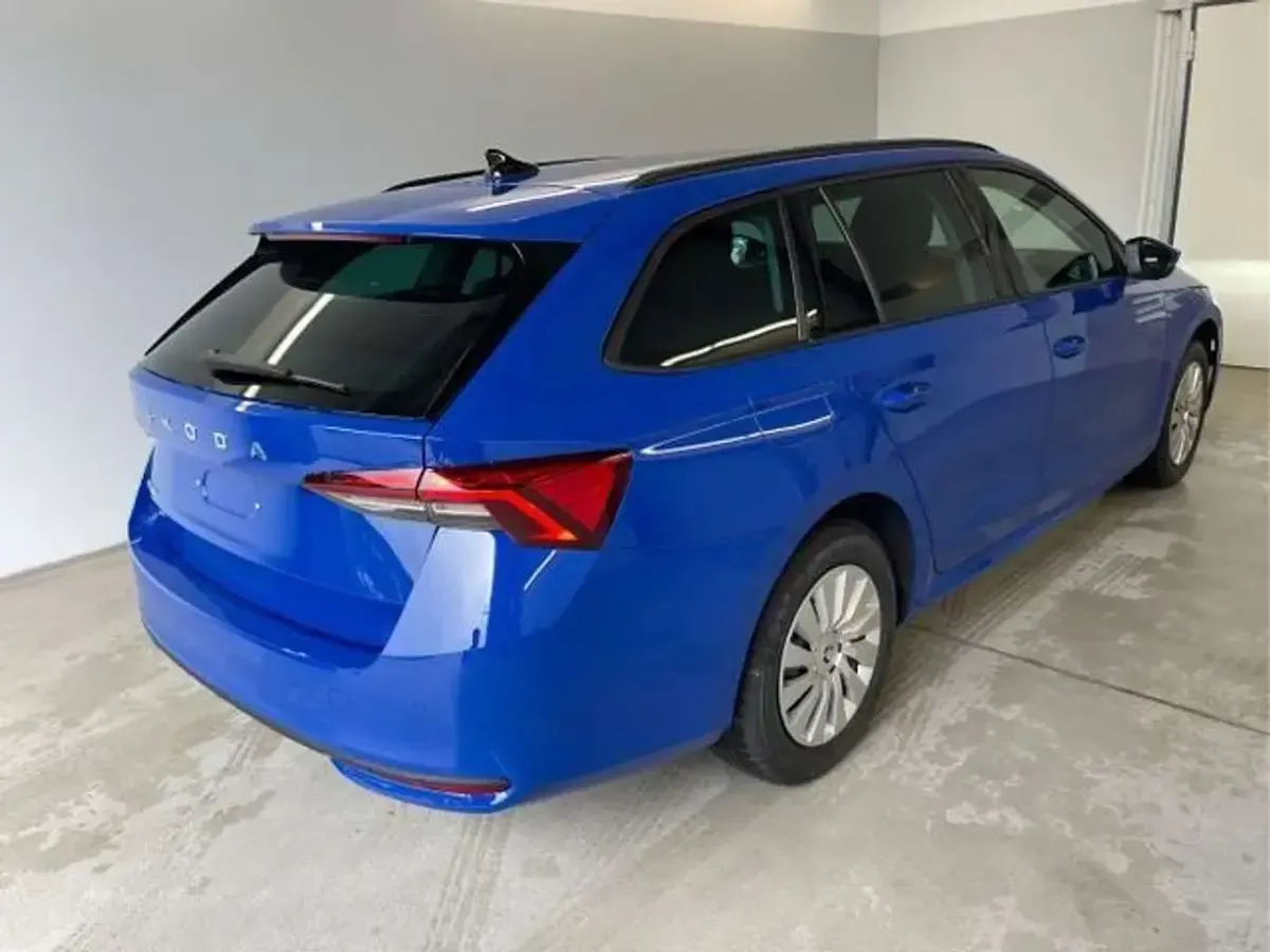 Neu Skoda Octavia Essence 150 PS (110 kW) 2025 [8x8x] race blue metallic Kombi