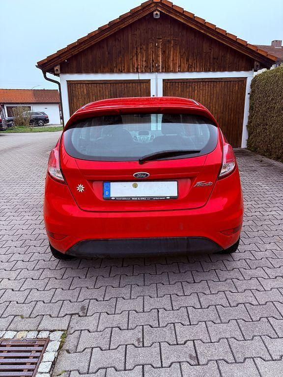 Gebraucht Ford Fiesta Ambiente 60 PS (44 kW) 2016 Rot Kleinwagen