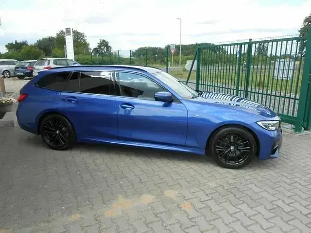 Gebraucht BMW 320 M Sport 184 PS (135 kW) 2020 Portimao blau metallic Kombi