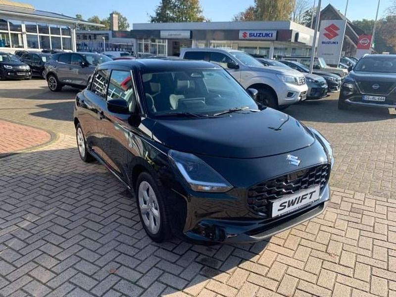 Neu Suzuki Swift Comfort 83 PS (61 kW) 2025 Schwarz Kleinwagen