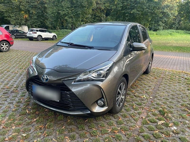 Grau Gebraucht 2020 Toyota Yaris Club Kleinwagen | 14.800 € (Guter Preis) - Bild 1/4