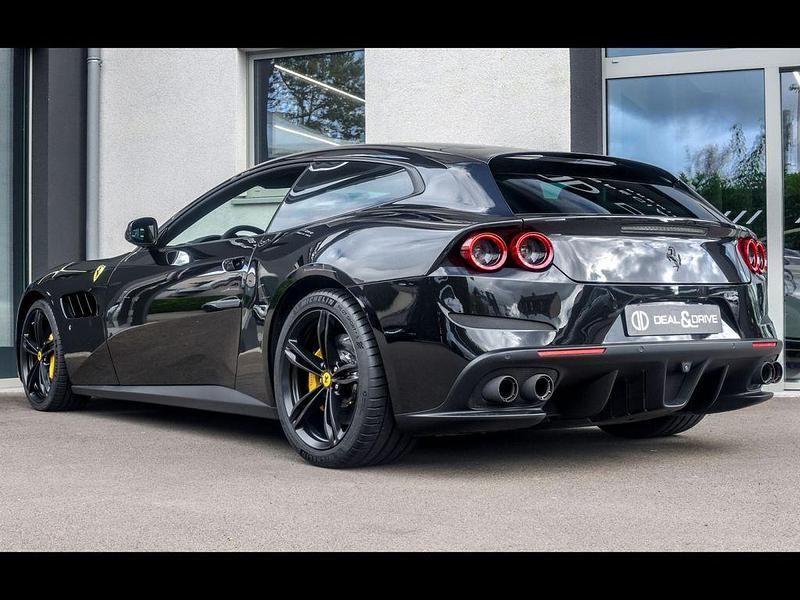 Second-hand Ferrari GTC4Lusso 689 CP (506 kW) 2018 Negru Break