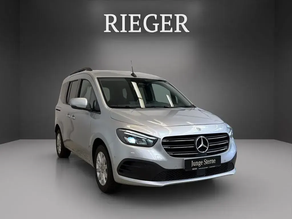 Gebraucht Mercedes T180 Progressive 131 PS (96 kW) 2025 Silber Van / Kleinbus