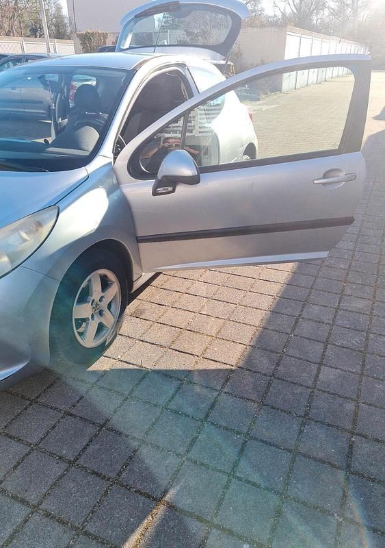 Gebraucht Peugeot 207 90 PS (66 kW) 2009 Grau Limousine