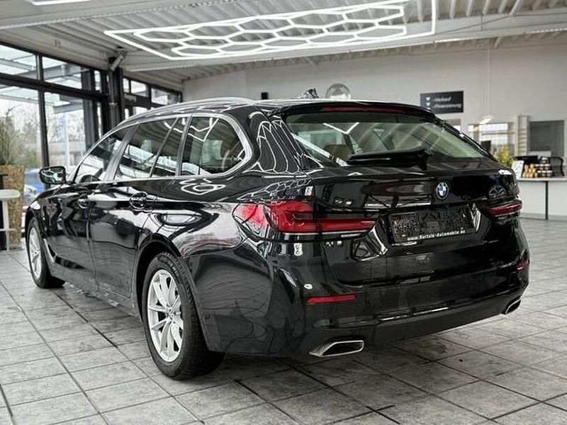 Gebraucht BMW 520 Basis 190 PS (139 kW) 2022 Black sapphire metallic Kombi